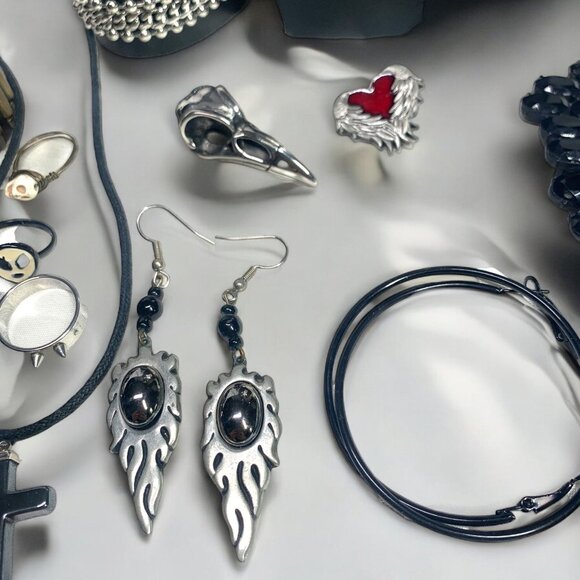 Halloween Themed Jewelry Bundle 30-Piece Set With Necklaces Bracelets Earrings - Picture 7 of 8